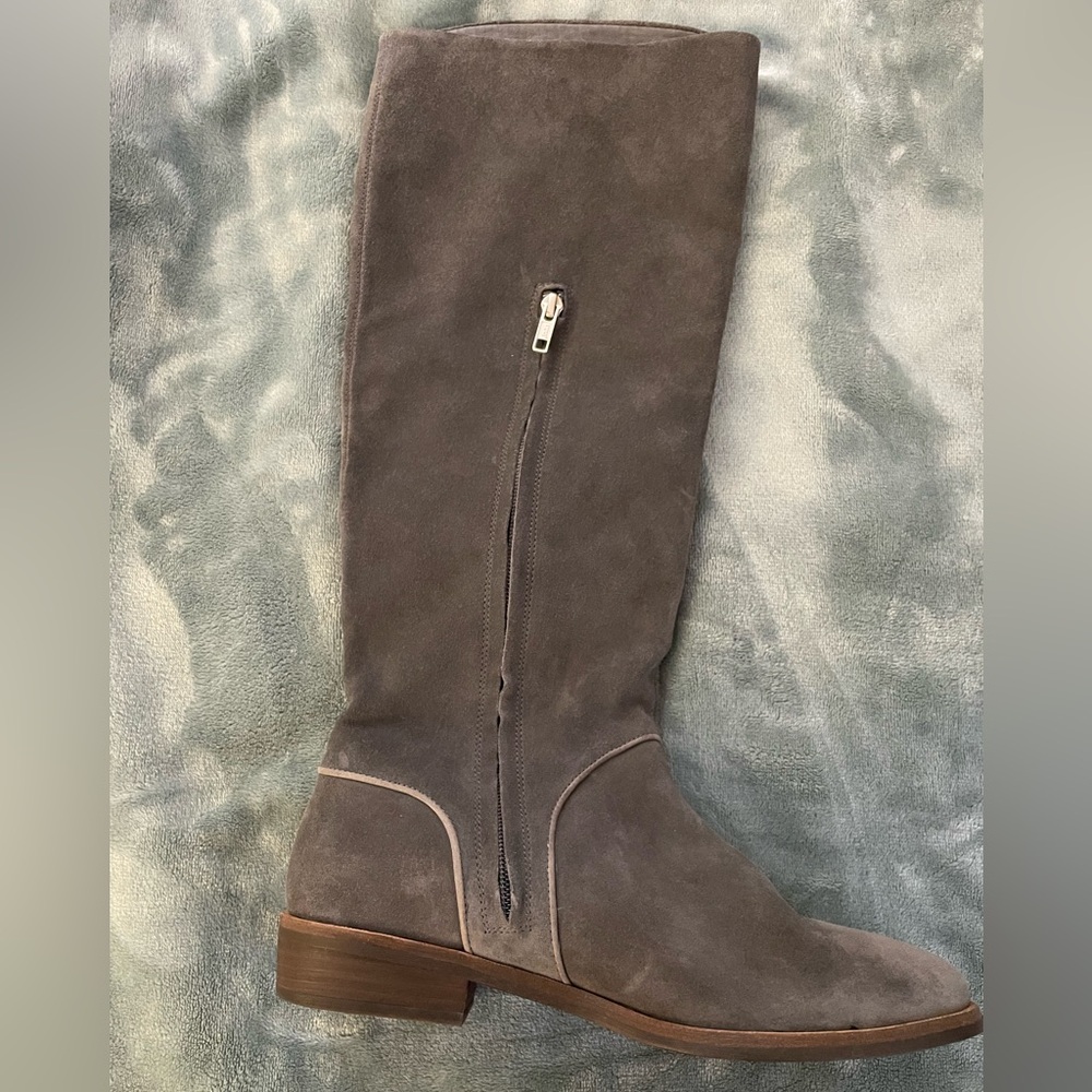 UGG. Side Zip Up Boots - Picture 2 of 4